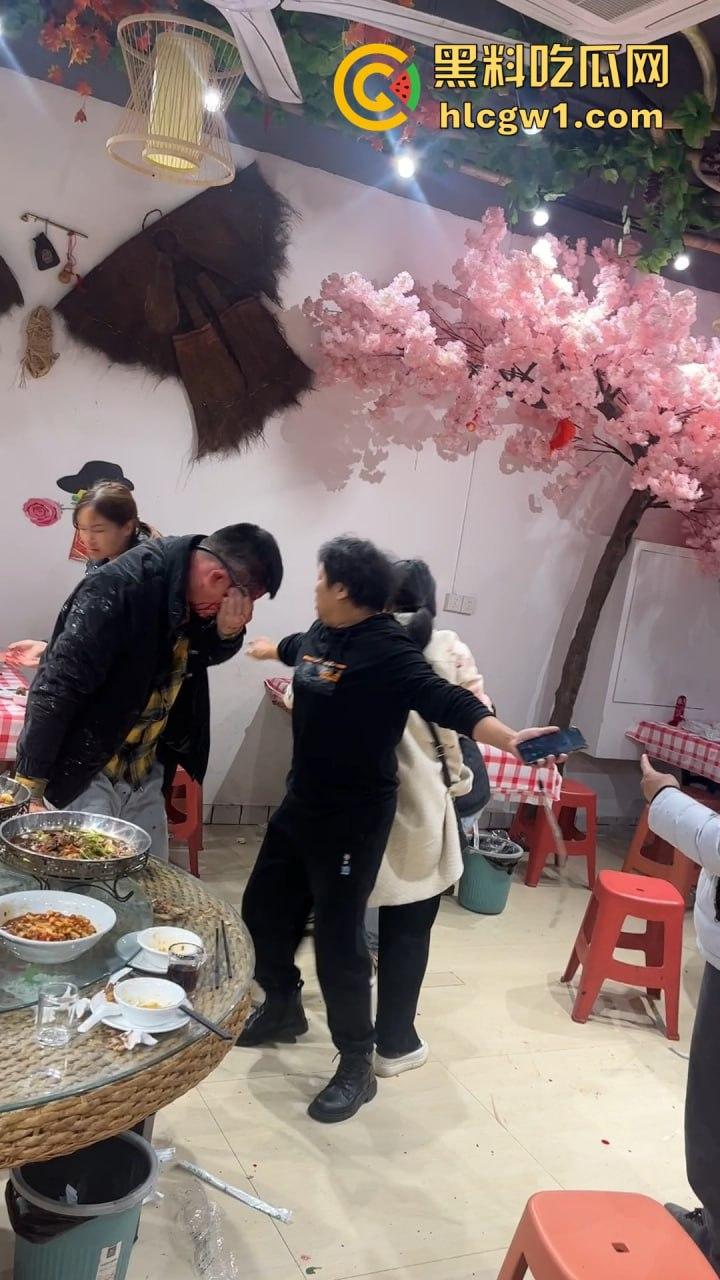 南昌辉仔与胖子大锅菜抓奸现场大打出手！头破血流，整个店的人都吃瓜，饭都吃不成！-3