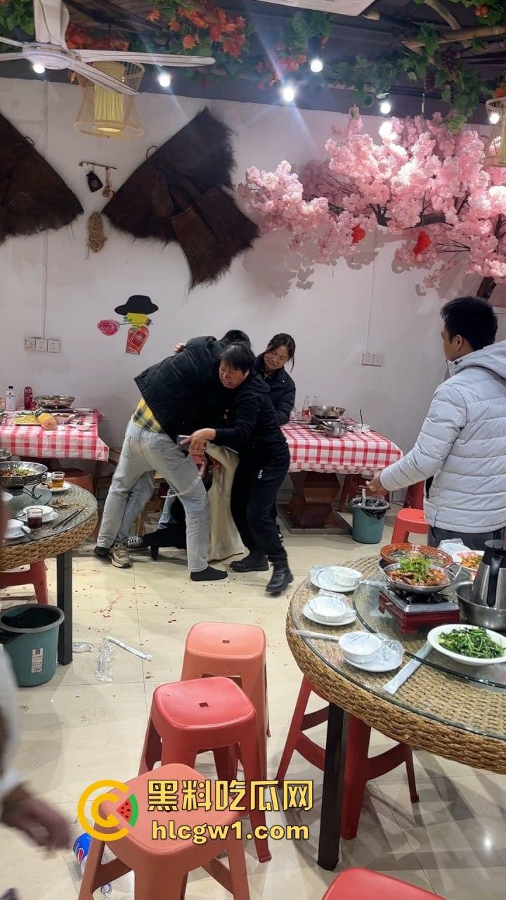 南昌辉仔与胖子大锅菜抓奸现场大打出手！头破血流，整个店的人都吃瓜，饭都吃不成！-5