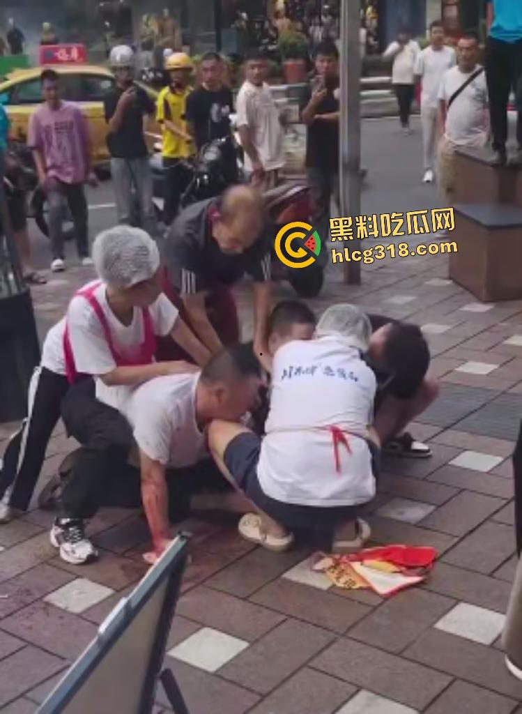 重庆两面馆老板因抢客直接拿刀互砍，刀光剑影之间观众身上无缘无故多了一身血！-3