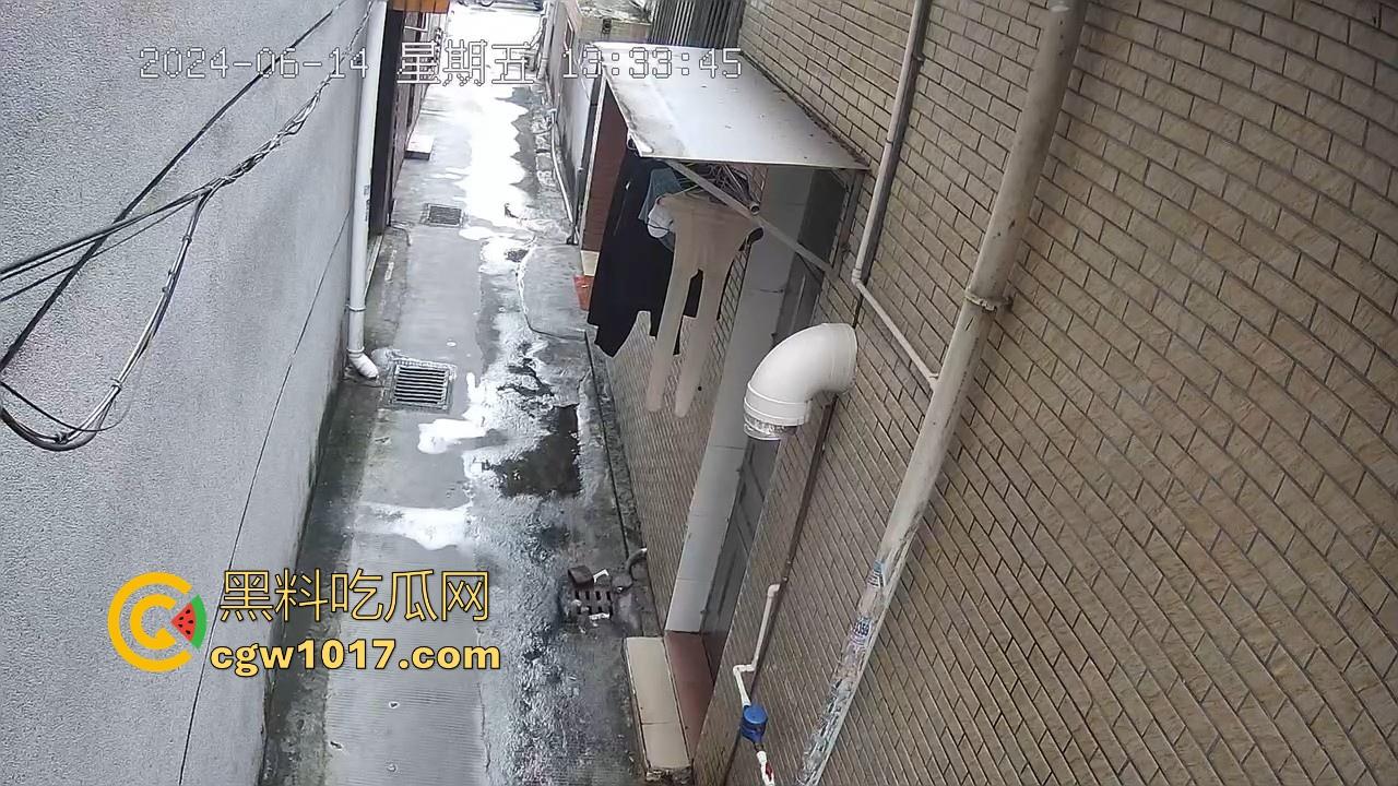 戴着红领巾偷丝袜！小学生大胆偷取少妇原味衣物，身高不够工具来凑，白袜丝袜统统收入囊中，原味控从小练起！-4