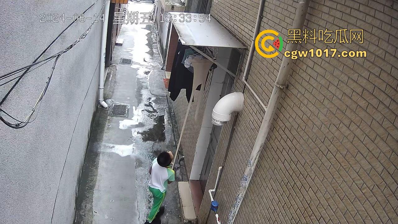 戴着红领巾偷丝袜！小学生大胆偷取少妇原味衣物，身高不够工具来凑，白袜丝袜统统收入囊中，原味控从小练起！-5