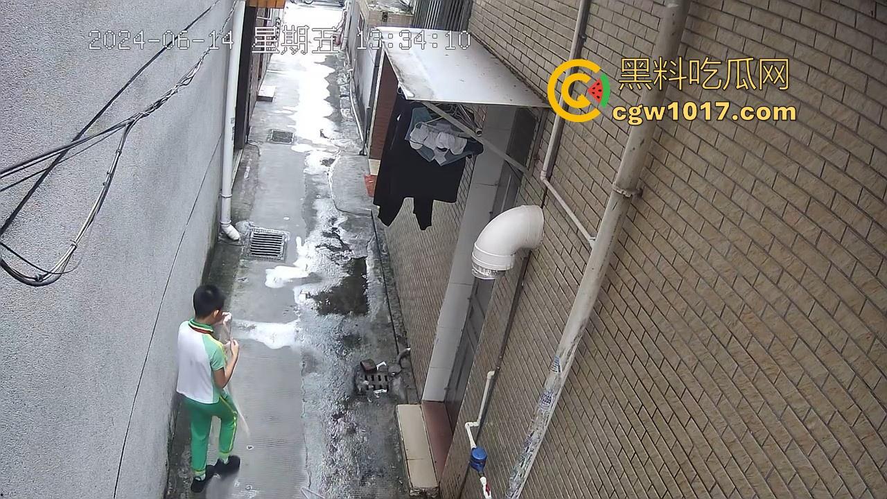 戴着红领巾偷丝袜！小学生大胆偷取少妇原味衣物，身高不够工具来凑，白袜丝袜统统收入囊中，原味控从小练起！-7