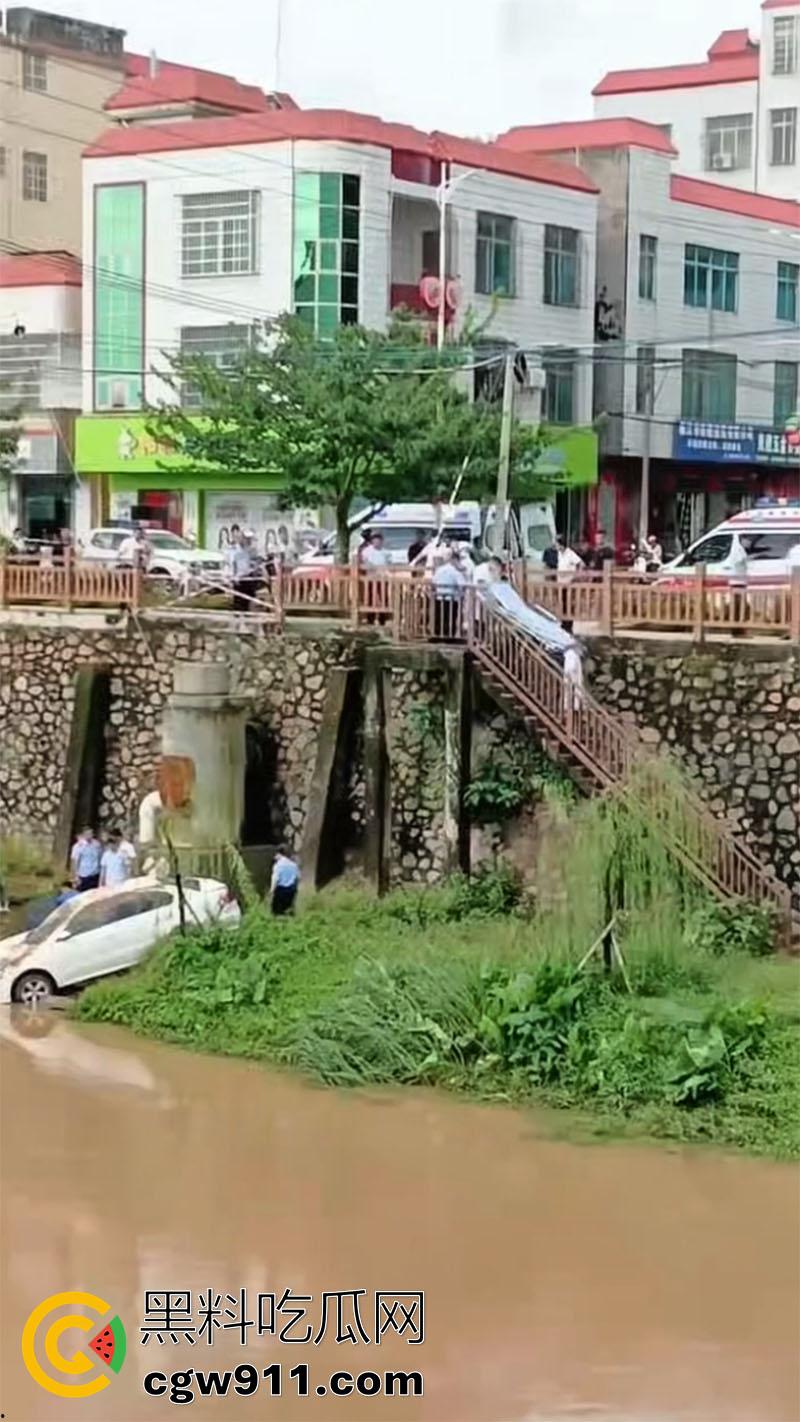 广东湛江女司机坠河，全程无人前去营救，万幸没有坠入河中，直到有群众报案后，才被120救走！-1