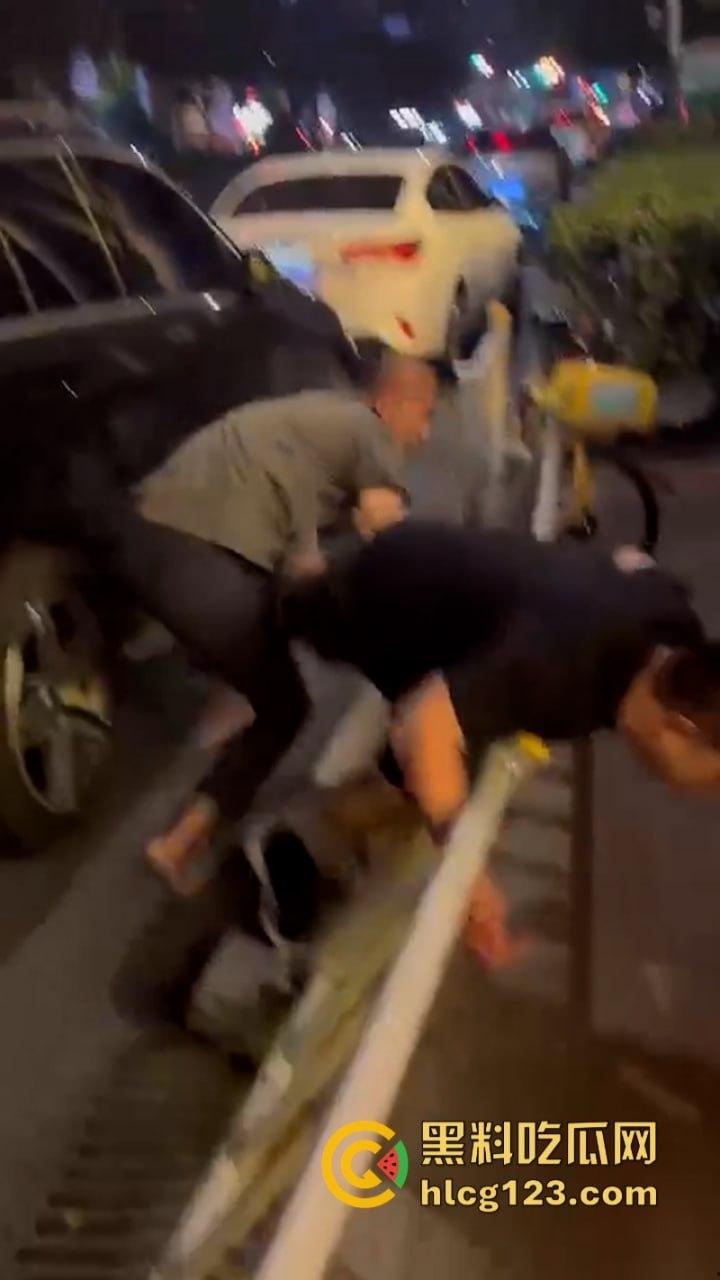 泰州两男子酒后互殴 重拳出击 脑袋都要开花了-5