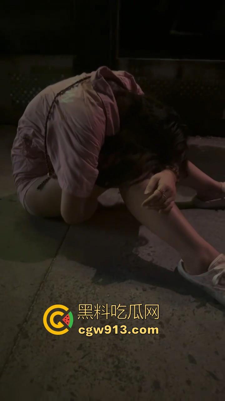 深夜酒吧收留醉酒小骚逼，喝的迷迷糊糊只能将其带回酒店醒酒，猛灌醒酒小精液立竿见影，请叫我雷锋！-4