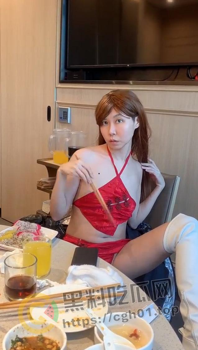 恶臭网红【安琪儿】无下限博眼球 海底捞筷子抠逼 大战黑人 最终被人举报进局子  视频被流出-2