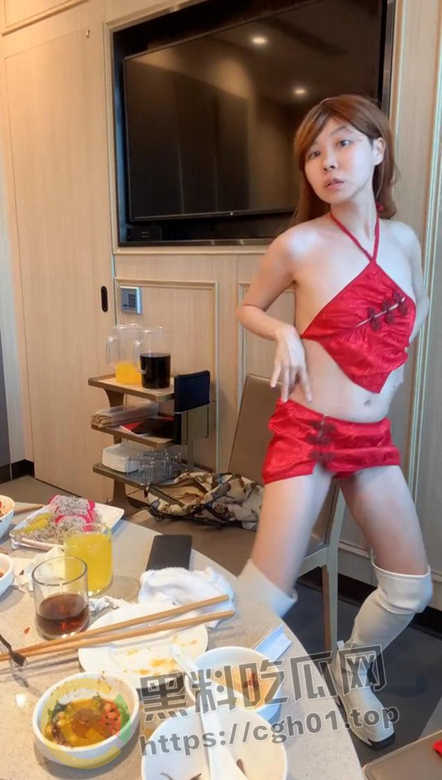 恶臭网红【安琪儿】无下限博眼球 海底捞筷子抠逼 大战黑人 最终被人举报进局子  视频被流出-4