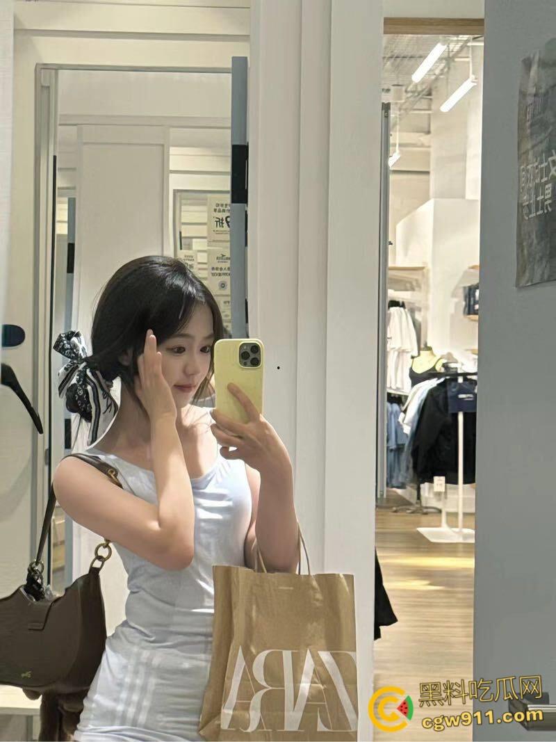 在家实在太无聊，看着性感的女儿，兽心大起跟女儿在家来上一炮，一不小心就内射了，白虎嫩穴操的精液四溢！-1