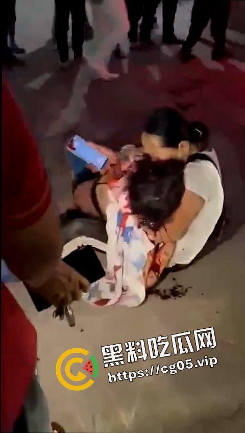 12.19日三亚南滨中学门口精神小伙为爱砍人！现场画面曝光 遍地鲜血 三名女子被砍伤 一人正在抢救中-2