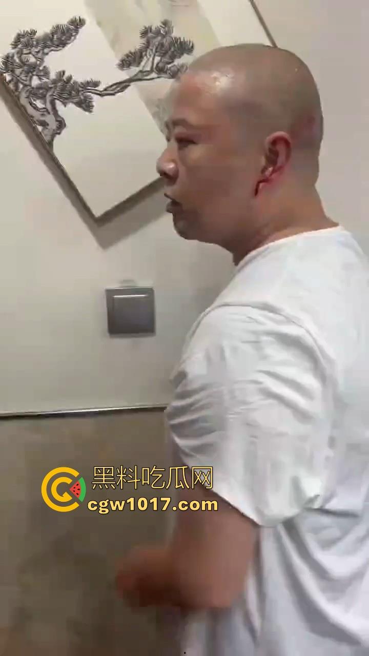 人在河边走哪有不湿鞋啊！中年大哥赌博出老千被当场捉住，惨遭围殴毒打，本想还手奈何对方人多！-4