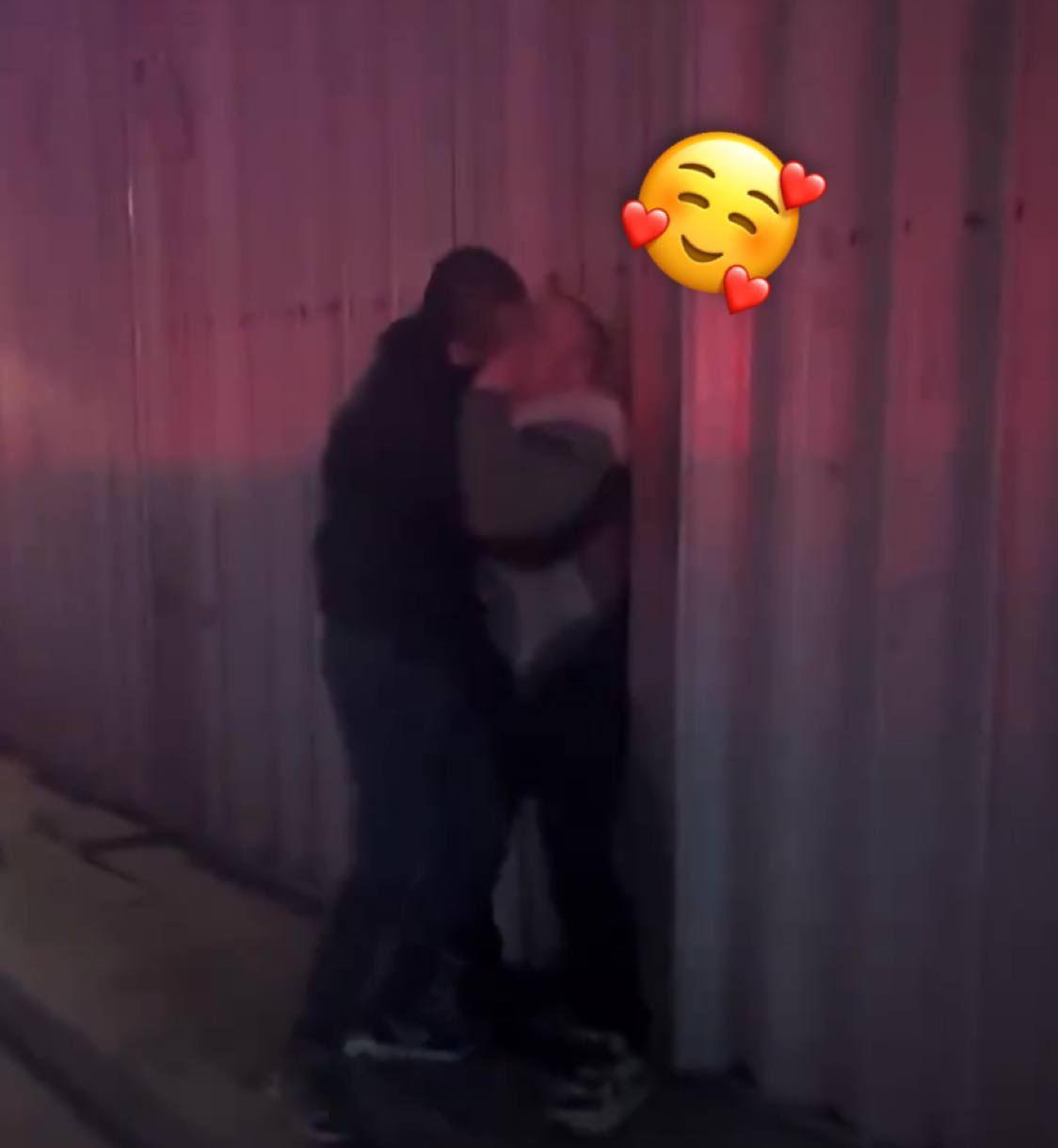 肉麻滚烫！男同表白现场 当街热吻 毫不羞耻的一对胖熊  这个世界已经没有在乎的人了吗-1