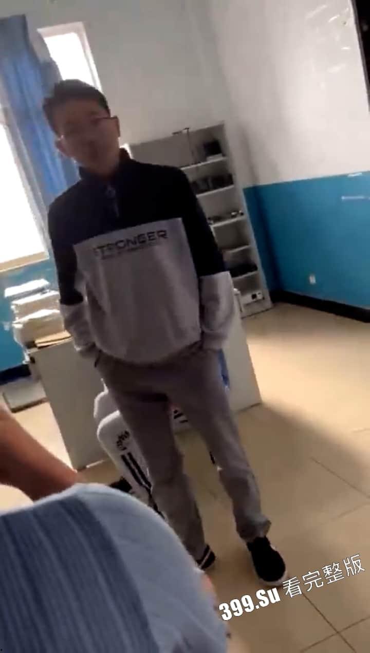 云南昆明某体育生学校 办公室做爱被发现 老师现场抓包 场面尴尬至极！-4