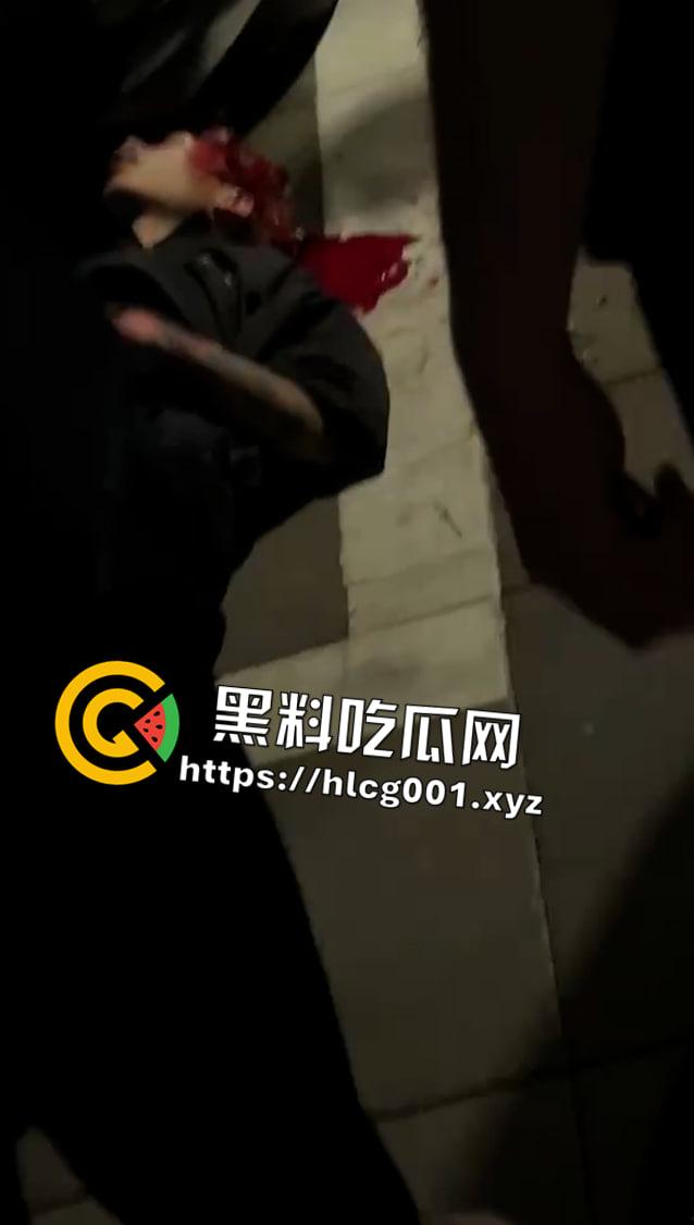 重庆精神小伙群殴现场堪比电影 刀枪棍棒样样精通 下手没一点轻重 头都打爆了-1