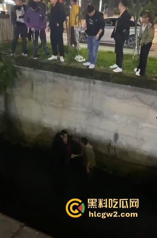 女子醉酒跳入水沟，一群小伙子拼尽全力才把她捞起，小姐姐该减肥了，不然救都救不动！-2