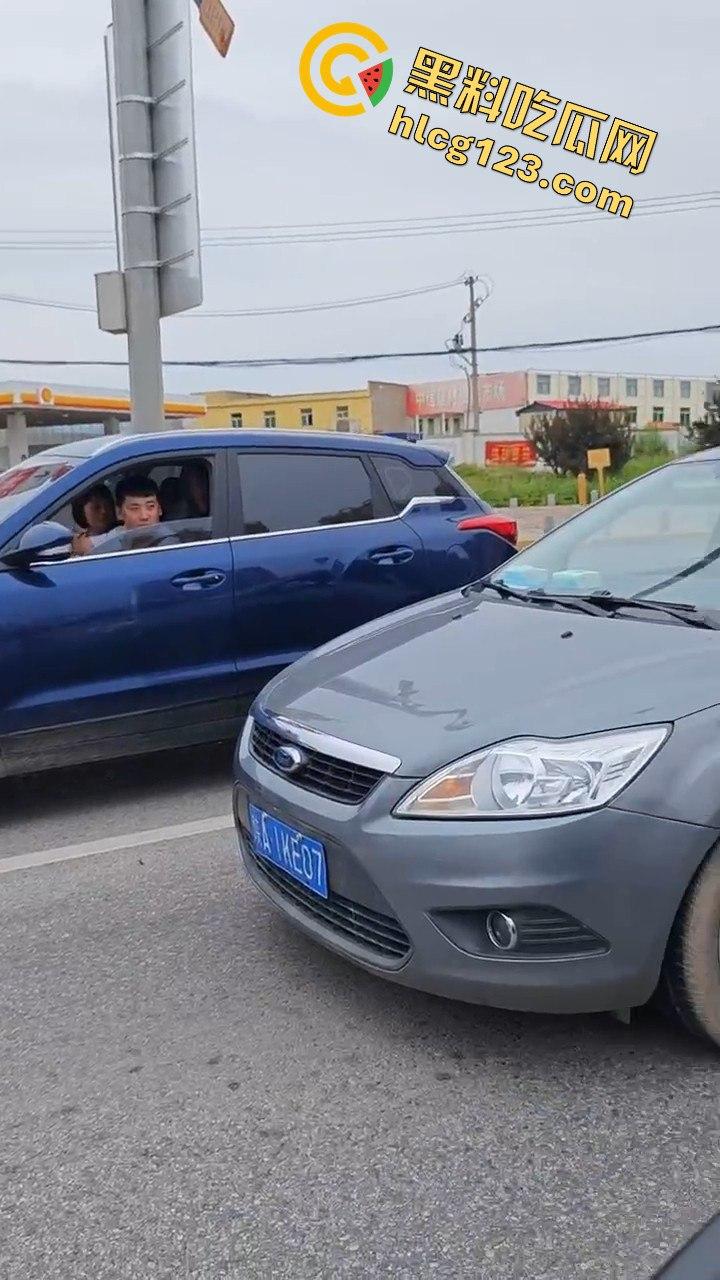 斑马线前路怒症爆发，男女大打出手，打架场面竟如游泳比赛般精彩！-4