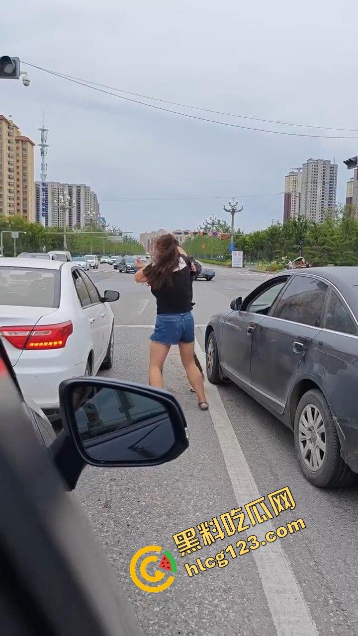 斑马线前路怒症爆发，男女大打出手，打架场面竟如游泳比赛般精彩！-6