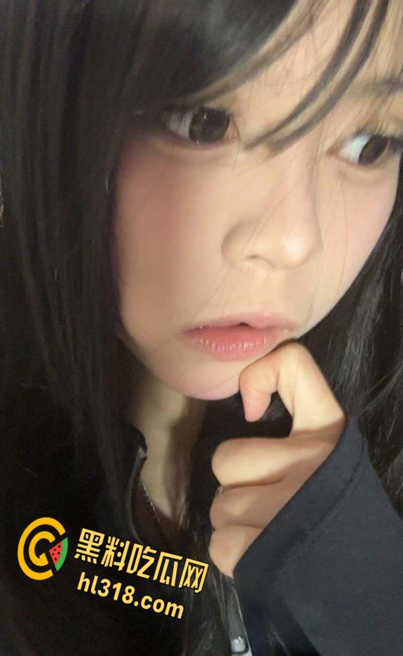 舞蹈学院学生妹【李诗腾】,网恋自拍裸体给男友看,渣男看完后直接发网上曝光,美乳翘臀真的诱人-2