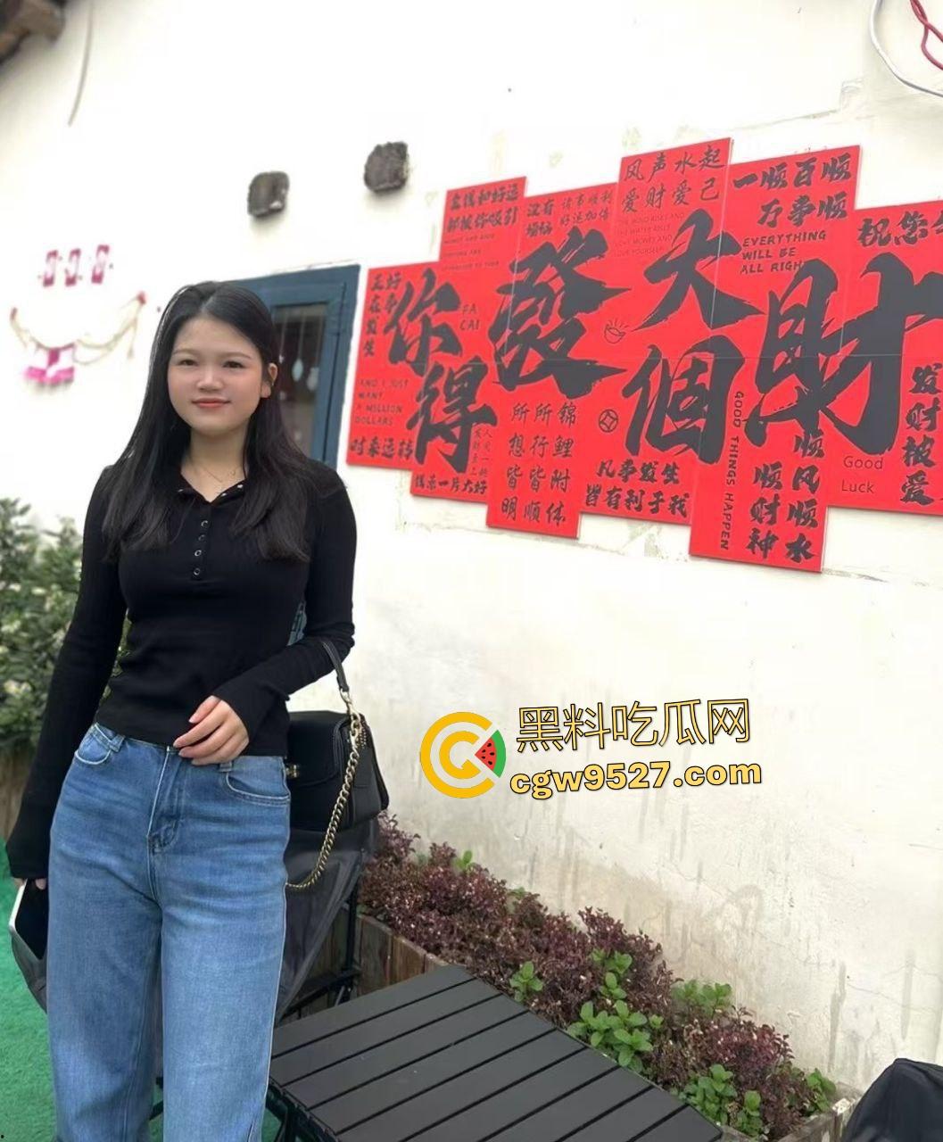 30岁销售美女【余丽娇】瞒男友勾搭客户，在镜子前被狂操自拍，还给老外口交20cm的鸡巴！-1