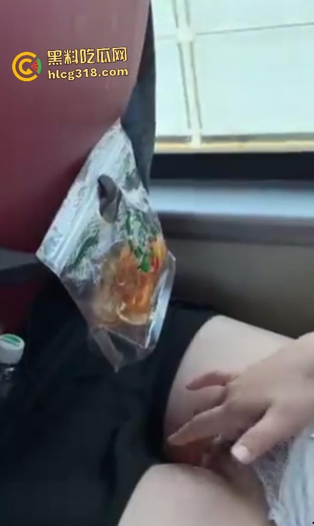 骚货女友坐大巴上突然犯性瘾！大胆脱裤自慰抠逼痒，司机开越快她自慰速度越快，淫水湿透了座位！-6