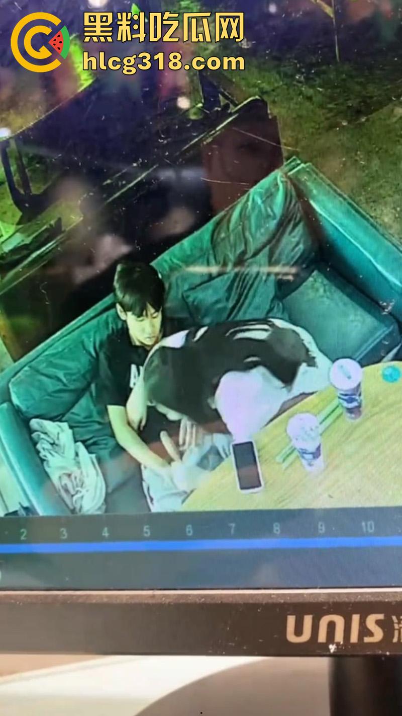 奶茶店偷情玩的就是刺激！广西玉林仙尼奶茶店，高冷校花女神【孙晓慧】，竟给陌生男子口交被曝光！-7