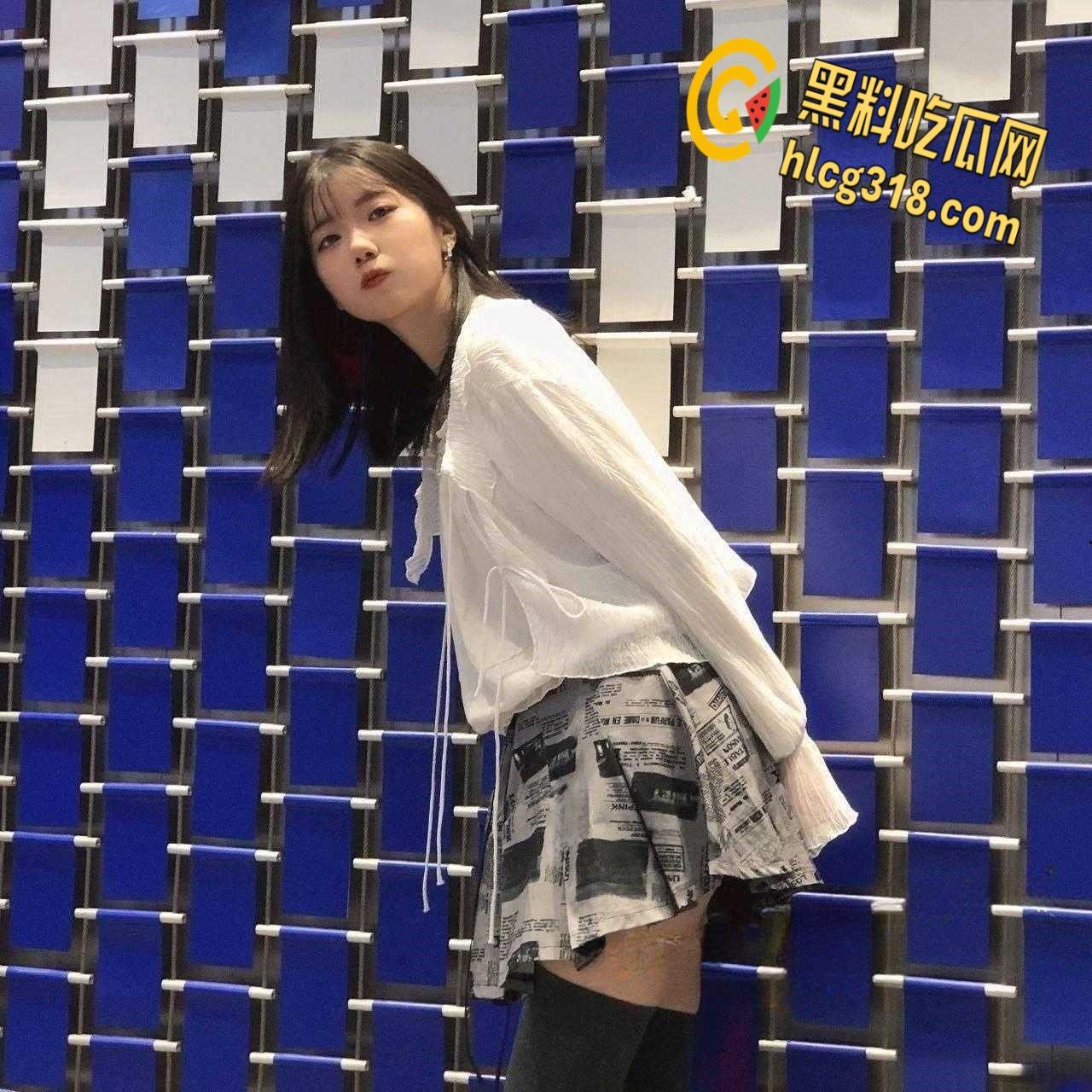 文静乖巧女大学生被金主包养，黑丝网袜跪地口交，皮鞭调教走廊遛狗，屁股都被打红了 !-1