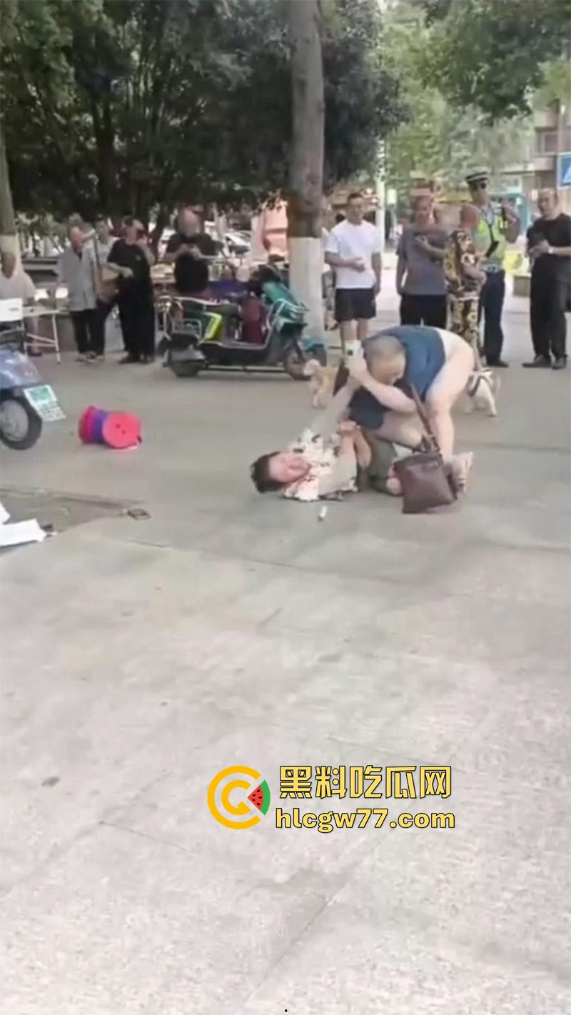 广场舞大爷耍流氓 背着老伴操大娘 气得大娘当街撕逼 给大爷都扒光了-1