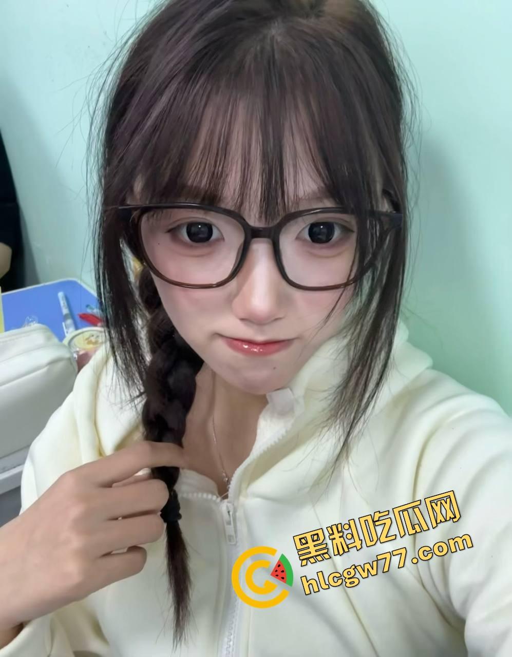 长沙『王妹儿』网聊发骚贼主动，自拍奶粉奶弹，一边发图一边求你操她，聊一会能让你秒射三次！-5