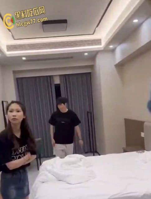 海南万宁抖音妖精【李倩倩Aplexy】酒店偷情翻车！老公抓奸床戏现场，床单凌乱真相辣眼！-7