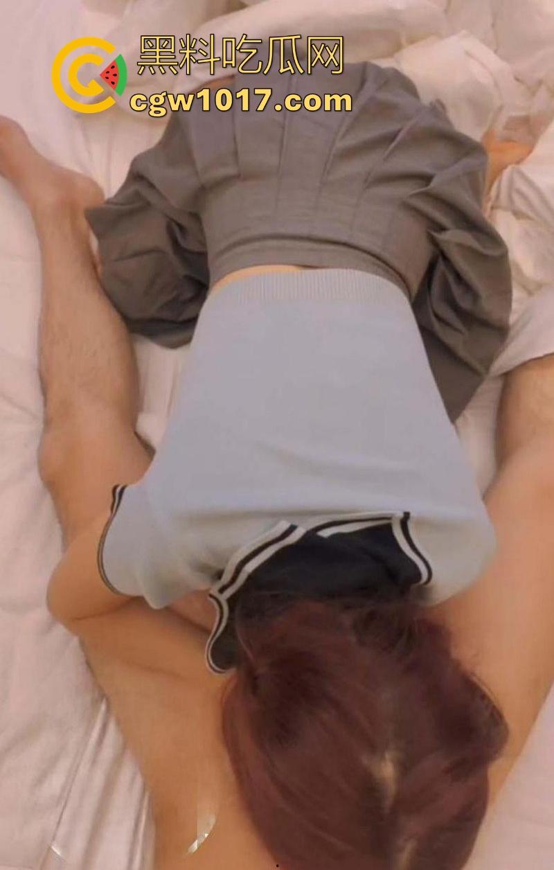 酒店幽会性感巨乳姐姐，房间里一跃化成JK女神，由被动变成主动也是一瞬间，无套内射花式做爱，爽翻了！-7