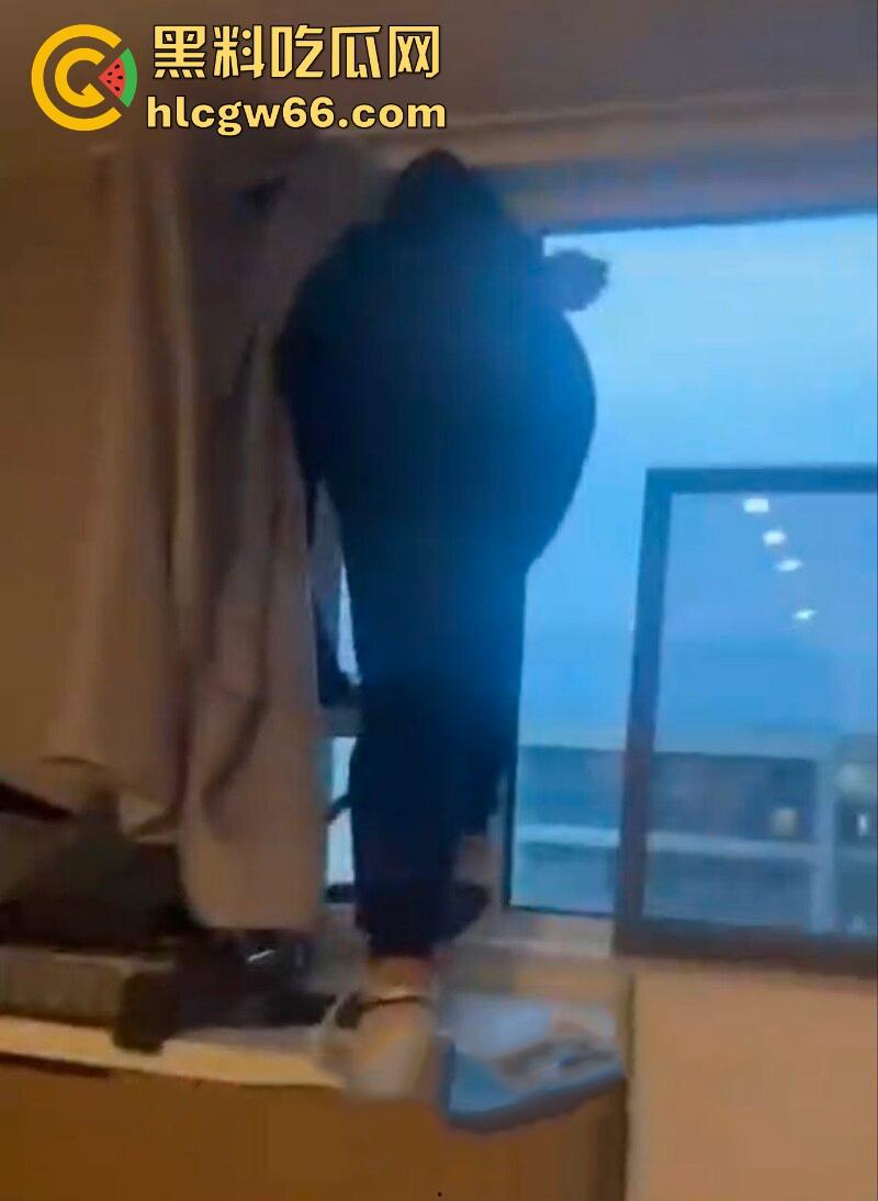 傻逼朋友又少了一个 小伙子马尿喝多了 即兴表演跳楼 丝毫不犹豫一跃而下！-6