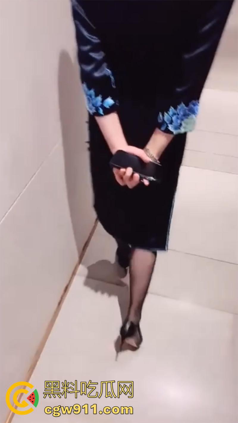 佛山美腿黑丝售楼女销售，被经理潜规则拿下，上班时间盗去厕所啪啪，聊天记录看着就让人血脉喷张！-18