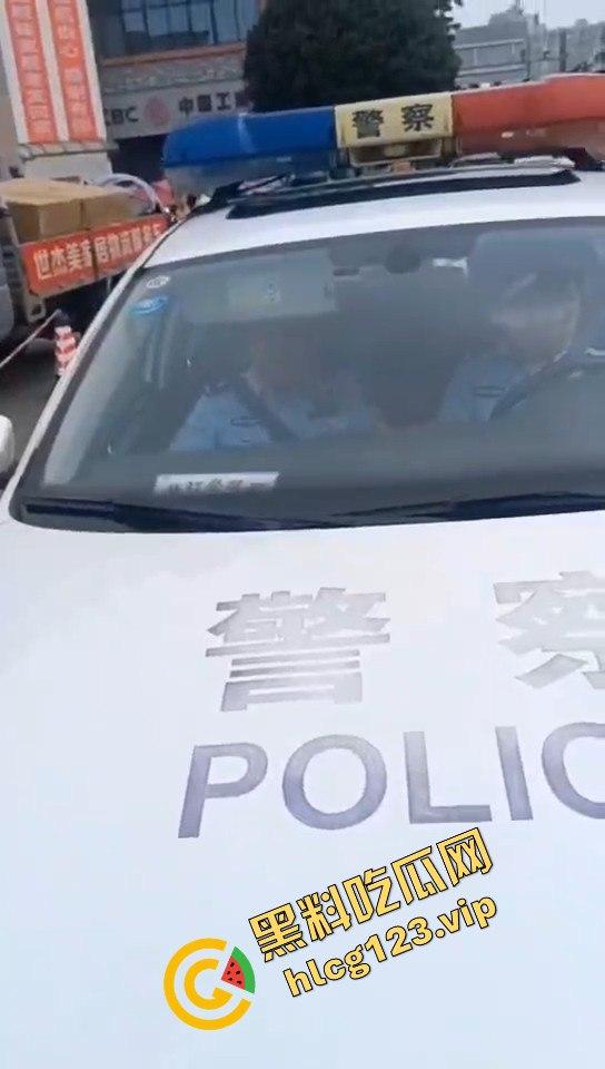 成都街头男子拍到警察不系安全带怒问：老百姓就是得罚，警察就不管？-6