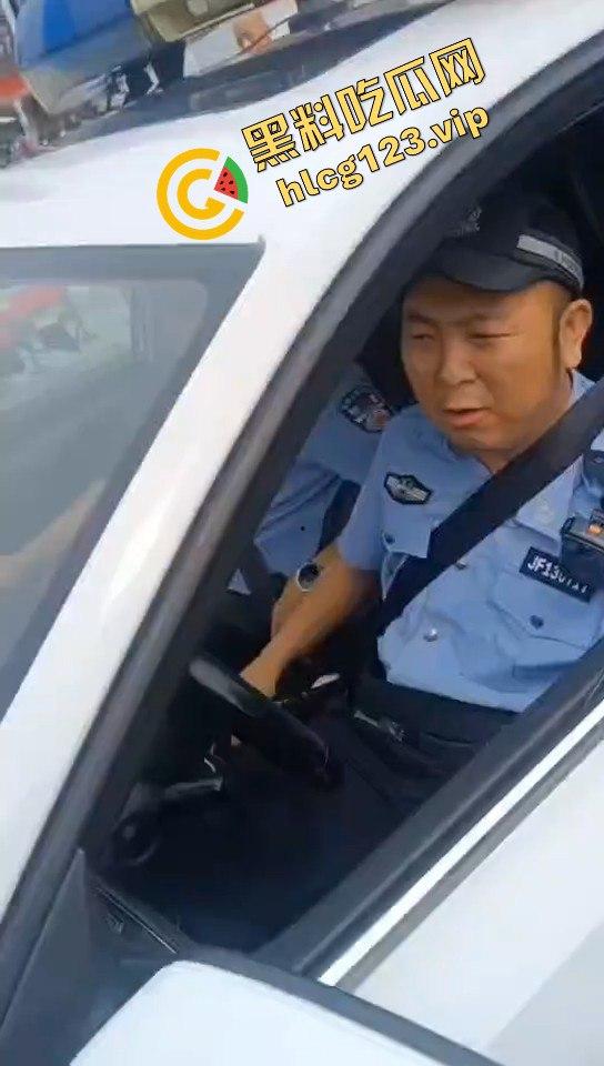 成都街头男子拍到警察不系安全带怒问：老百姓就是得罚，警察就不管？-7