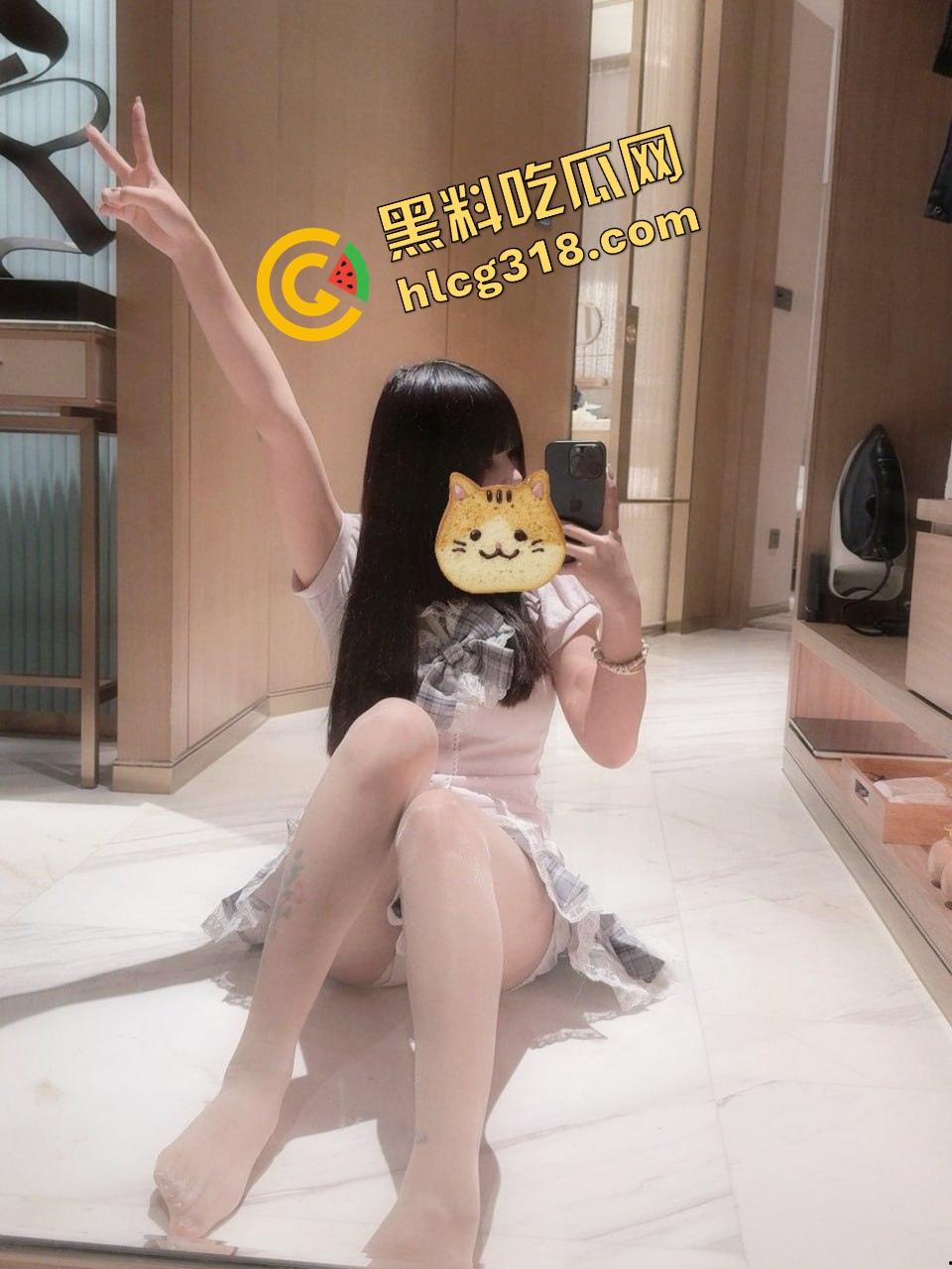 成都软萌cos『十七』短裙下藏不住贱劲，主动翻身爬上金主大肉棒，女上位骑到娇喘湿成水灾！-10