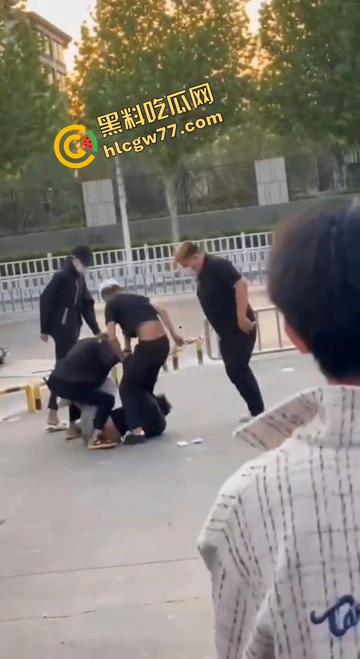 泰安万达精神小伙发疯出事，一言不合打人致死，这年头监狱都快成精神小伙培训基地了！-7