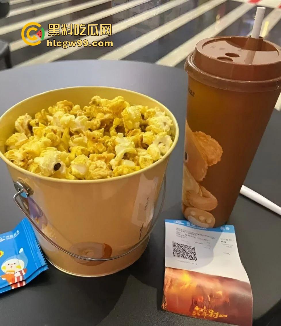 小编重推！哪吒火爆网黄也要蹭热度，大胆女博主买张票跑电影院看哪吒全裸自慰！内容炸裂。-1