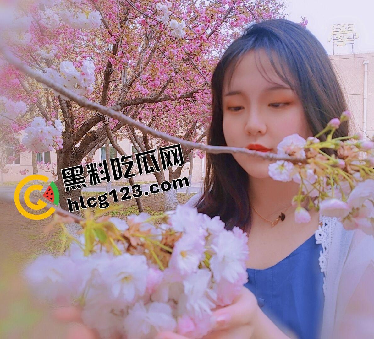 武汉眼镜反差妹床照流出！骚得彻底，但素颜照真实到吓人！-1