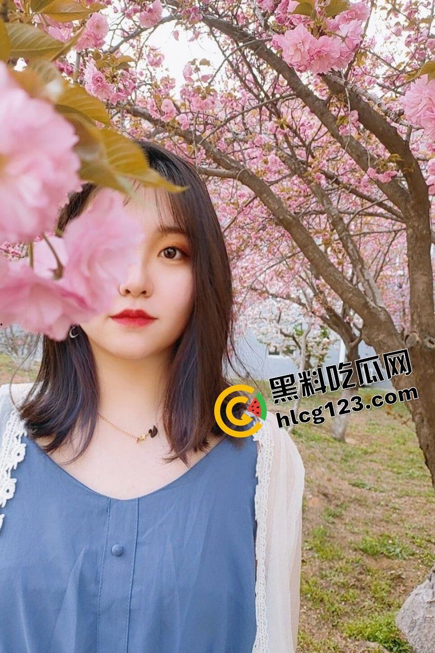 武汉眼镜反差妹床照流出！骚得彻底，但素颜照真实到吓人！-2