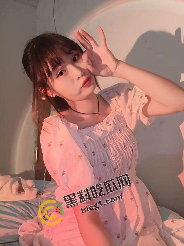 广东清远清纯萝莉学生婊 平日装纯背后自慰佬骚批 网聊私密视频遭流出-1