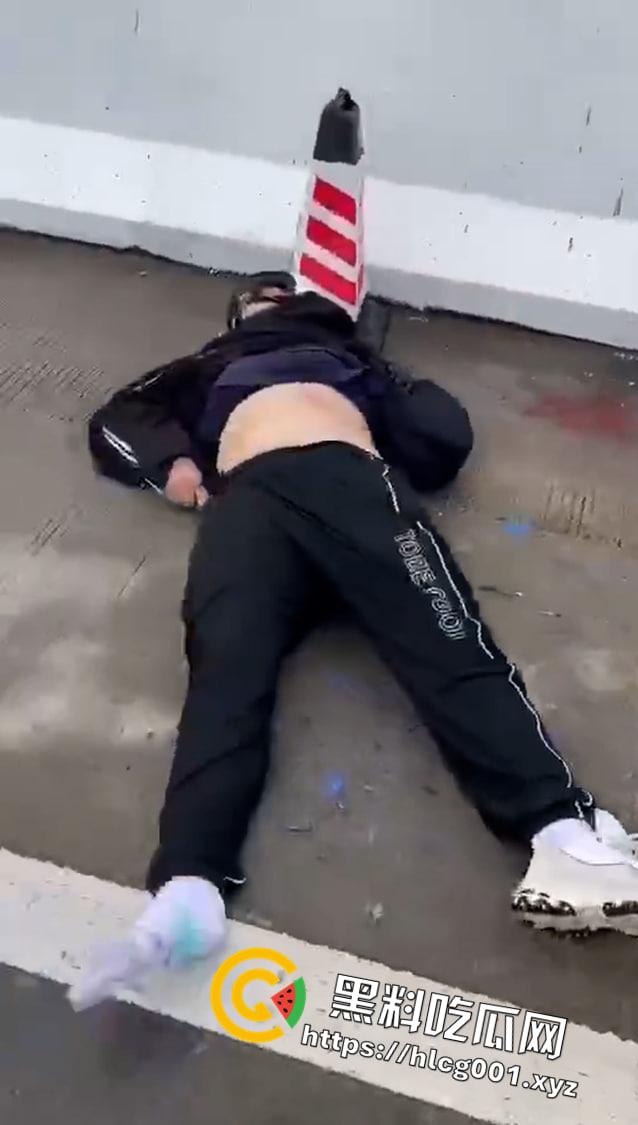 突发！广东肇庆 一人捅死人后抢车逃离贺江一桥附近又连撞数辆摩托车 现场伤亡惨重-5