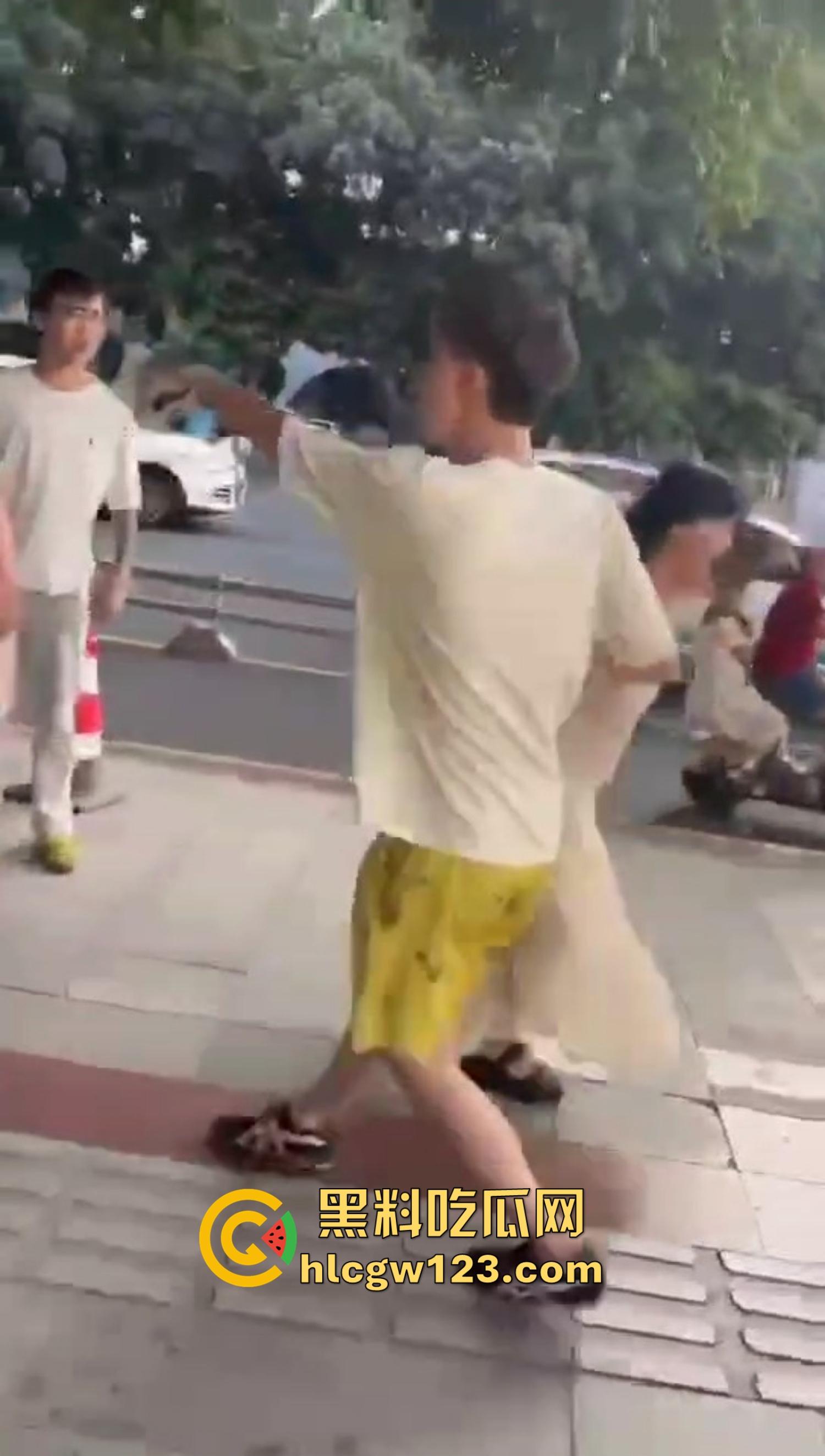 重庆精神小妹街头上演手起刀落，直接拿美工刀往脖子招呼，疯得不是一般狠！-3