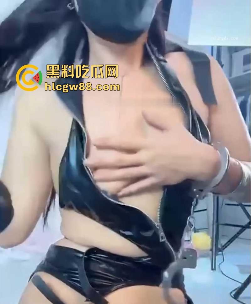 抖音网红【亦妍姐姐】极品尤物自慰视频曝光！黑丝御姐劈腿狂抠骚穴 戴狗链扭骚臀狂喷淫水。-16