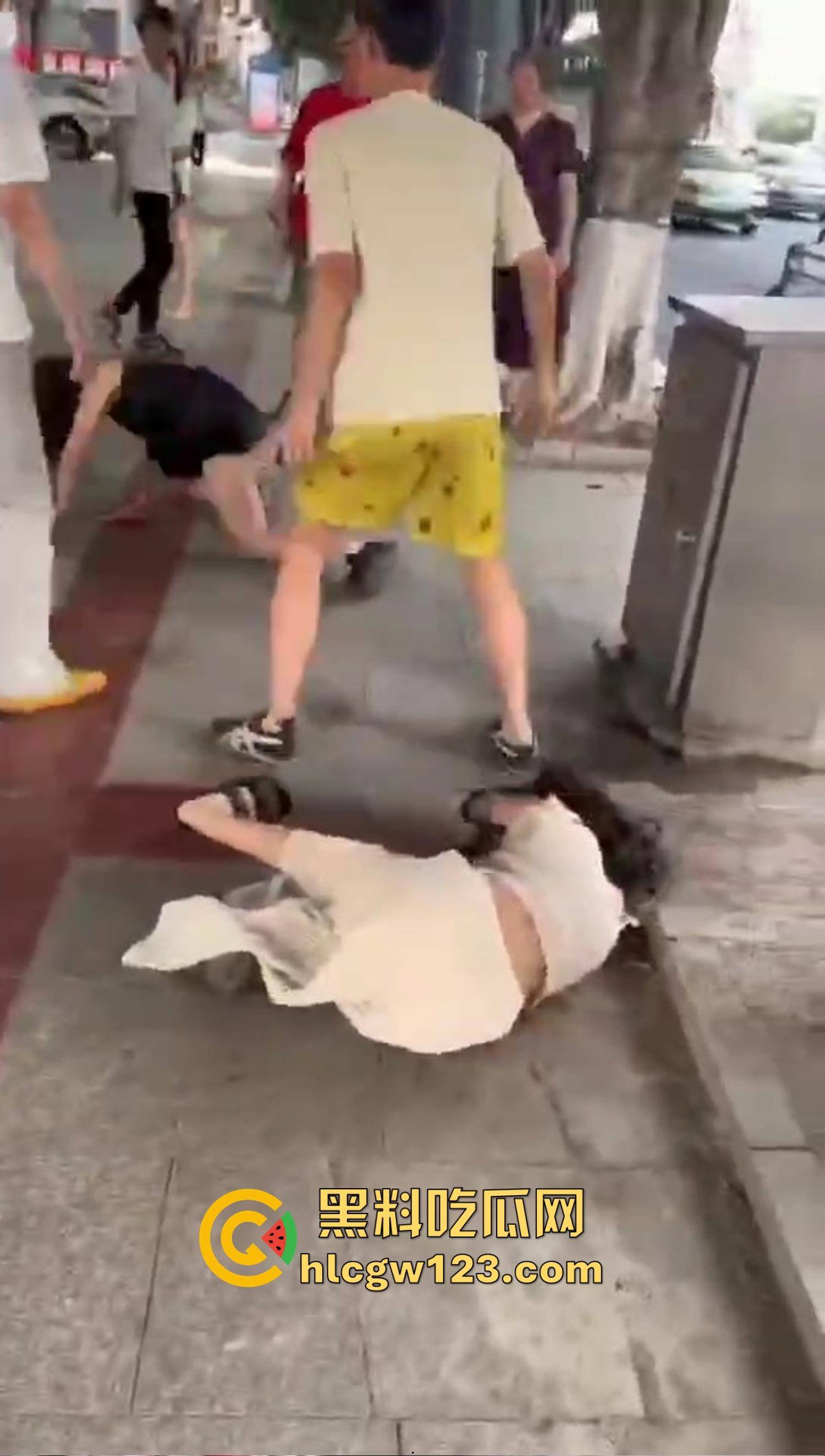 重庆精神小妹街头上演手起刀落，直接拿美工刀往脖子招呼，疯得不是一般狠！-6