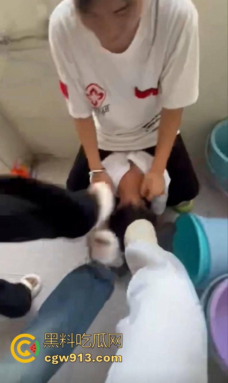 广西霸棱石桥中学霸凌事件曝光！八年纪多名女学生因琐事霸凌殴打一名小女生，这群人真他妈的不是人！-7