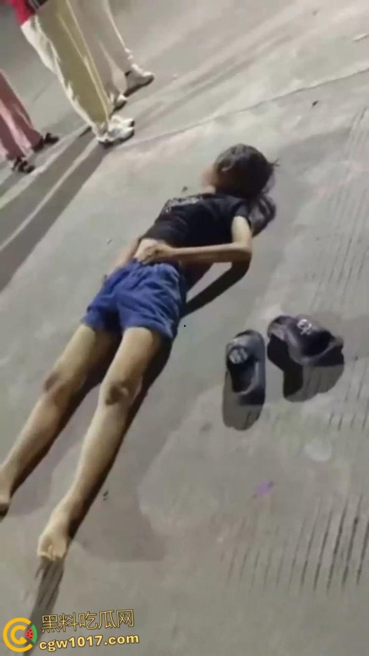 广东省汕头华里西村 ，14岁女孩被4名男生殴打致死，女孩母亲在尸体旁磕头寻求帮忙！-2