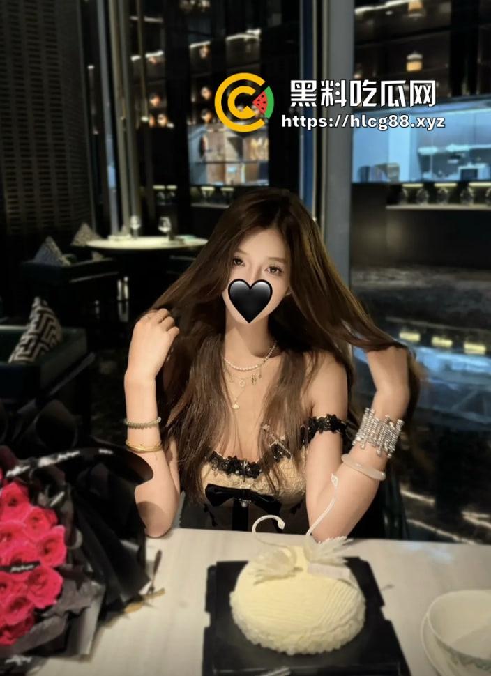 湖南05大学生『姜桃桃』177长腿,直播装纯等有钱鸡巴,奶钉大奶富人专享,69玩出96的姿势!-2