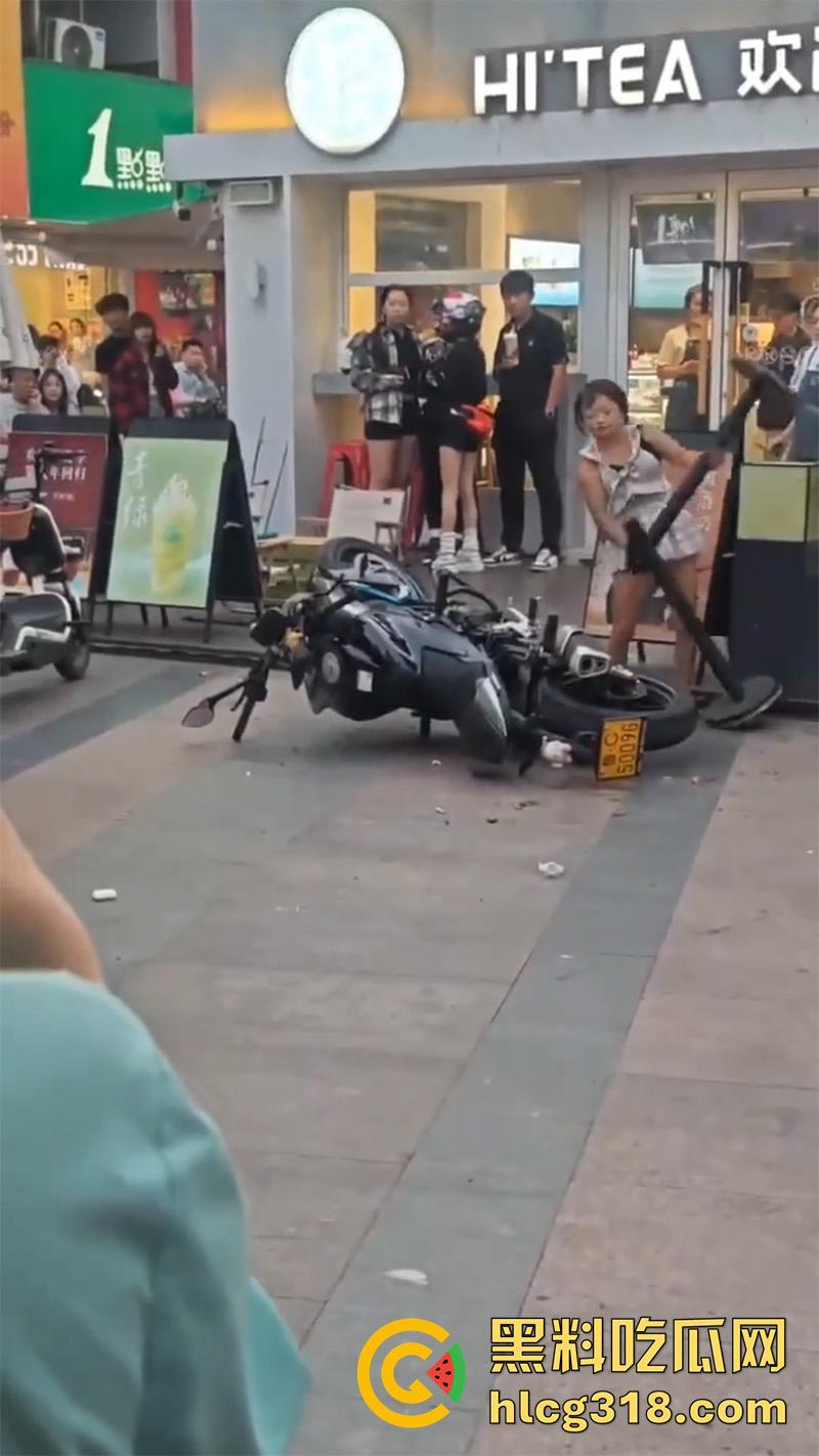 山东淄博疯批小土豆，往车主排气管塞酸辣粉，穿透明蕾丝内裤撒泼发疯，小穴都露出来了！-4