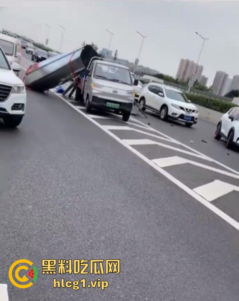 重口慎入！成都金丰高架发生一起惨烈车祸 货拉拉司机身体零件散落一地！-1