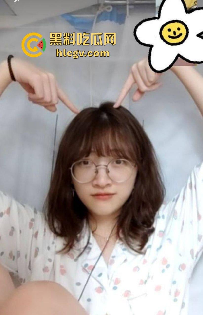 海归杭州情侣全套流出！【宋如依】表面清纯实则骚，连拍照都少不了被爆插的肥臀！-12