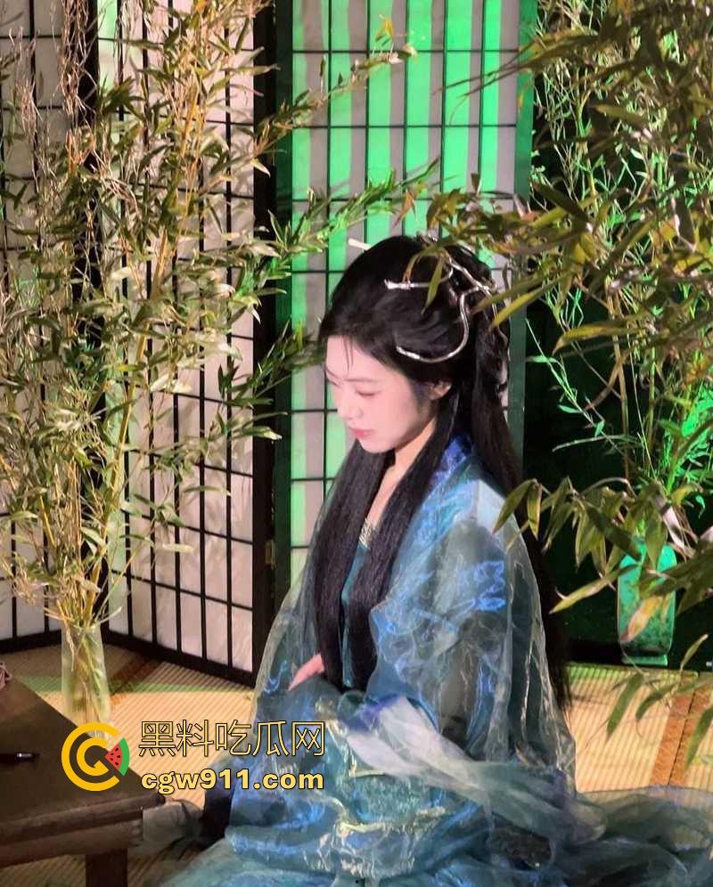 武汉工商学院反差甜妹【林美如】穿开档丝袜撩拨男友，撅肥臀被后入猛操，浓精射满巨乳，超级淫骚反差！-3